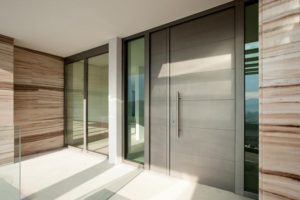 Porta blindata d'ingresso con pannello moderno