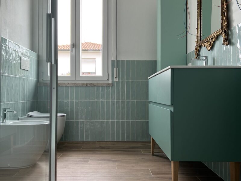 Finestra in PVC nel bagno di Casa Giovanna, rinnovata da In & Out